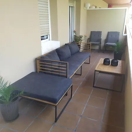 Апартаменты Apartamento A Pie De Playa Комарруга